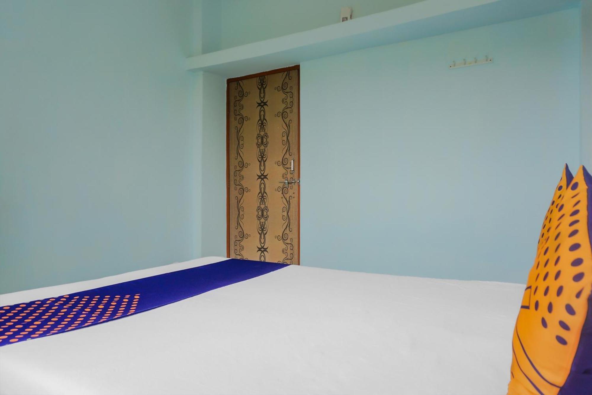 Spot On 79676 Hote Kinara Lodging And Restaurant Daund エクステリア 写真