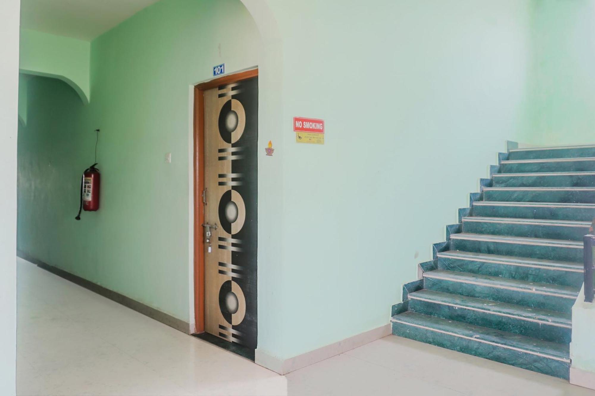 Spot On 79676 Hote Kinara Lodging And Restaurant Daund エクステリア 写真
